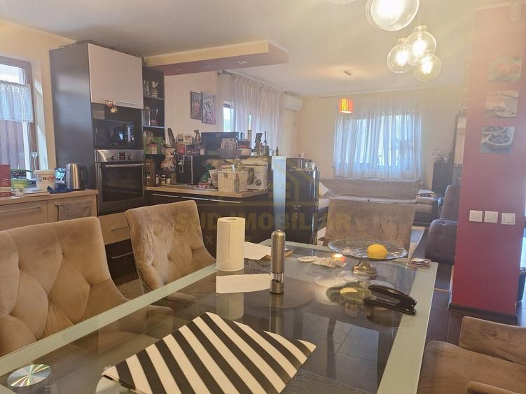 Casă individuală cu 4 camere cu Canalizare în Central