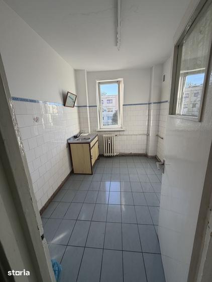 Apartament cu 3 camere semidecomandat în Calea București