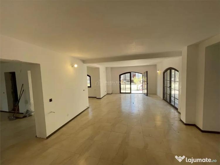 Casă cu 9 camere cu Teren 280 Mp în Petrești