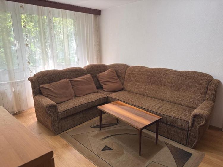 Apartament cu 3 camere semidecomandat, mobilat în Drumul Taberei
