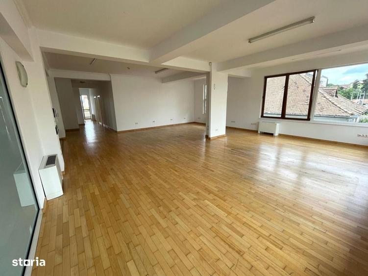 Spațiu comercial, de 200 mp, în Central