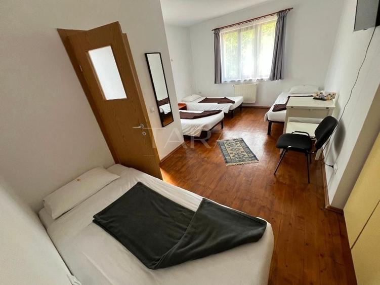 Casă individuală cu 16 camere cu Canalizare în Zorilor