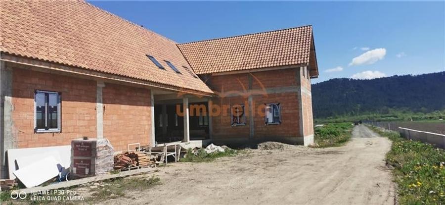Casă individuală cu 19 camere cu Canalizare în Iclod