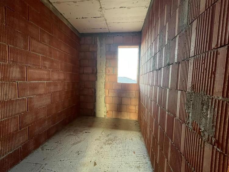 Casă cu 4 camere cu Teren 471 Mp în Cihei