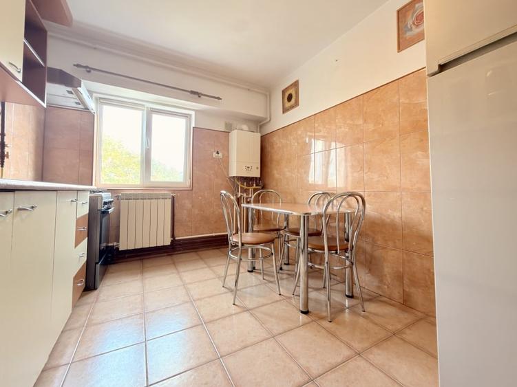 Apartament cu 3 camere decomandat, mobilat în Faleza Nord