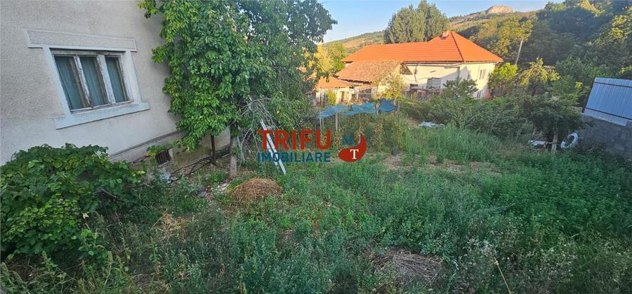 Casă individuală cu 8 camere cu Garaj în Ampoița