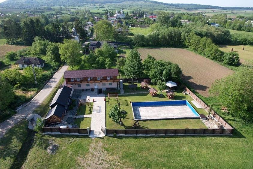 Casă cu 4 camere în Petricani