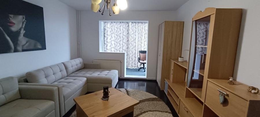 Apartament cu 3 camere decomandat în Tractorul