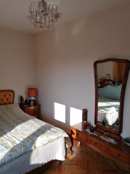 Apartament cu 3 camere semidecomandat în Obor