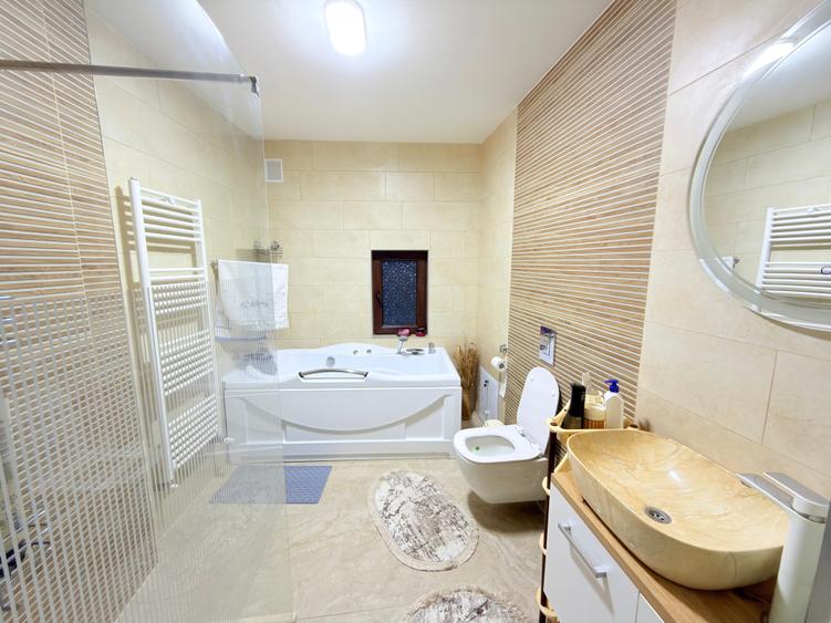 Casă individuală cu 5 camere cu Garaj în Central