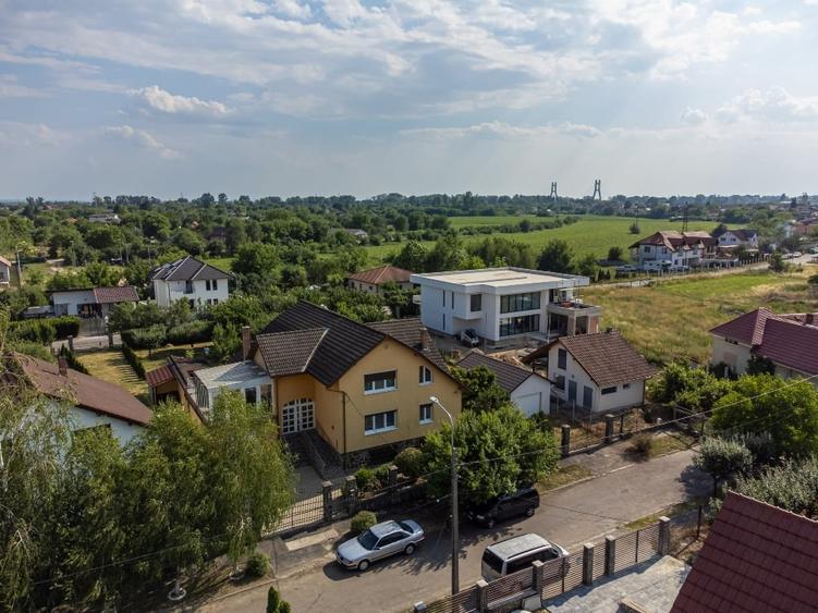 Casă individuală cu 5 camere cu Teren 1700 Mp în Nord-Est