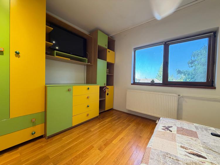 Apartament cu 3 camere semidecomandat în Girocului