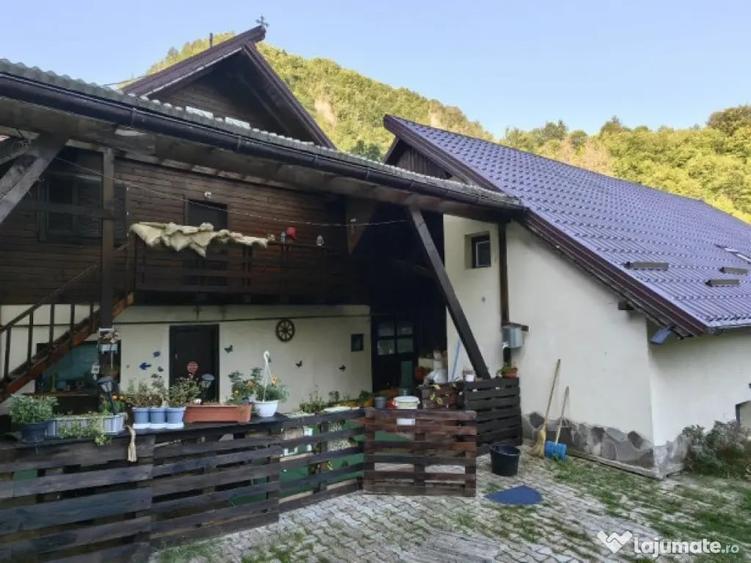 Casă cu 11 camere cu Teren 1560 Mp în Moieciu