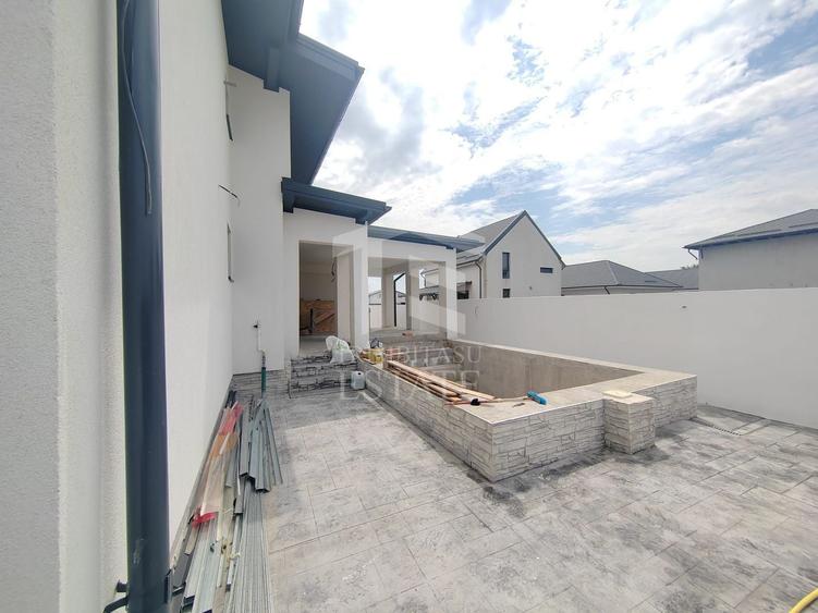 Casă individuală cu 5 camere cu Piscina în Est