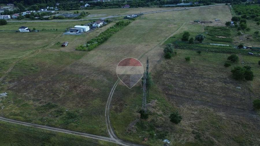 Teren agricol intravilan de 14000 mp, în Central