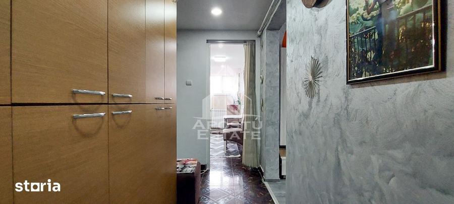 Apartament cu 3 camere semidecomandat, mobilat în Micro 4