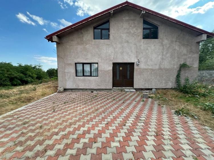 Casă cu 4 camere în Bolotești