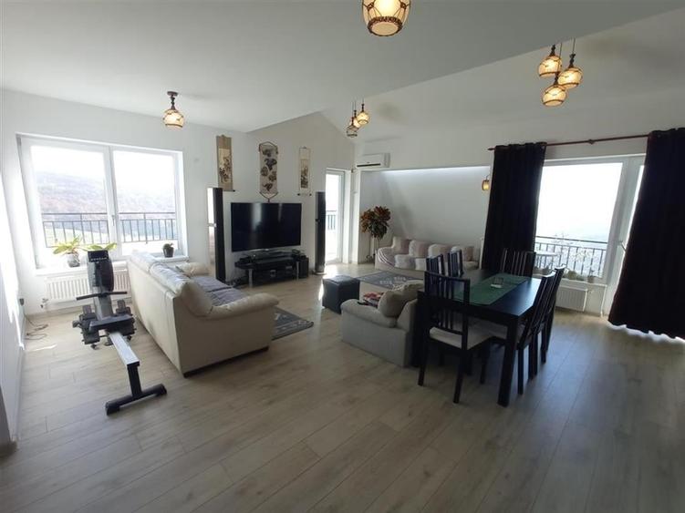 Apartament cu 5 camere decomandat în Copou