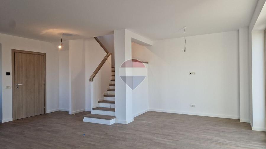 Duplex cu 4 camere cu Teren 250 Mp în Odăi