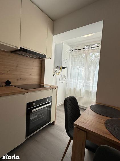 Apartament cu 3 camere decomandat în Cornișa