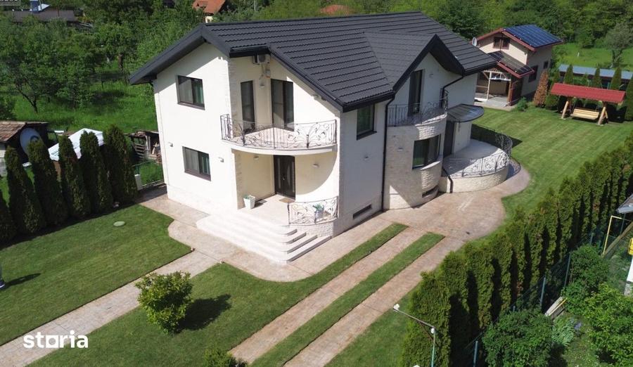 Casă cu 8 camere cu Teren 1042 Mp în Cornu