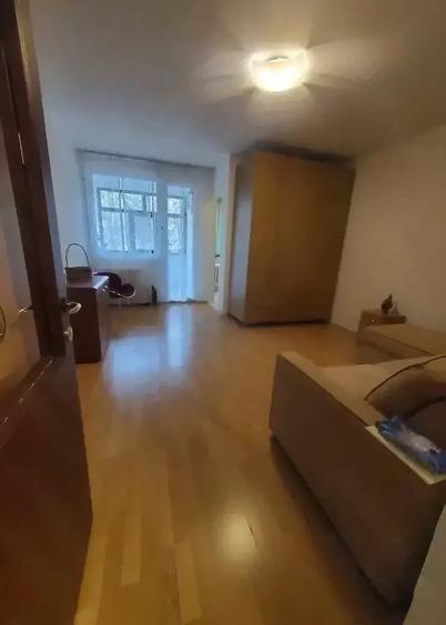 Garsonieră semidecomandată în Apărătorii Patriei