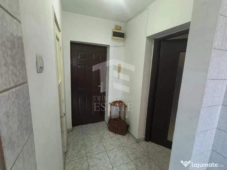 Apartament cu 3 camere semidecomandat în Panduri