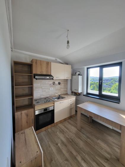 Garsonieră decomandată în Valea Adâncă