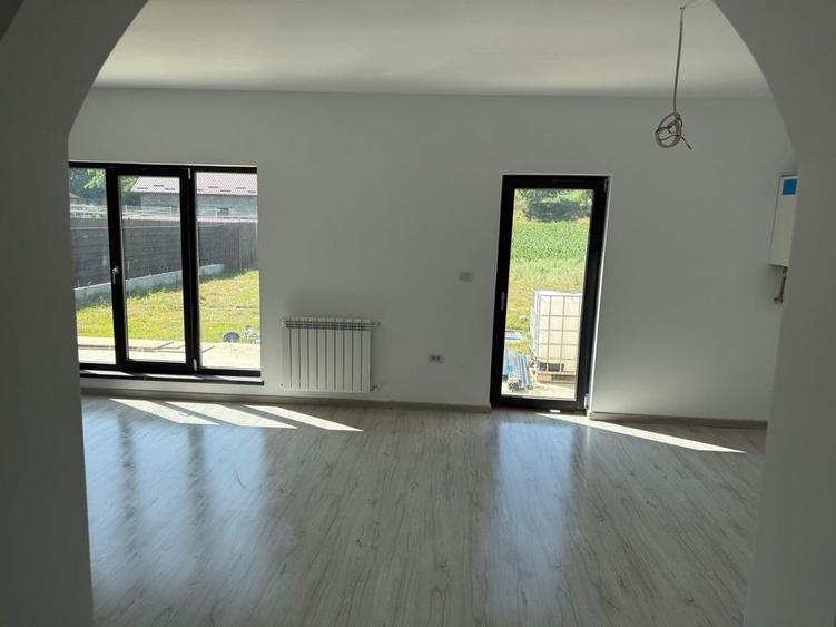 Casă cu 4 camere în Exterior Vest