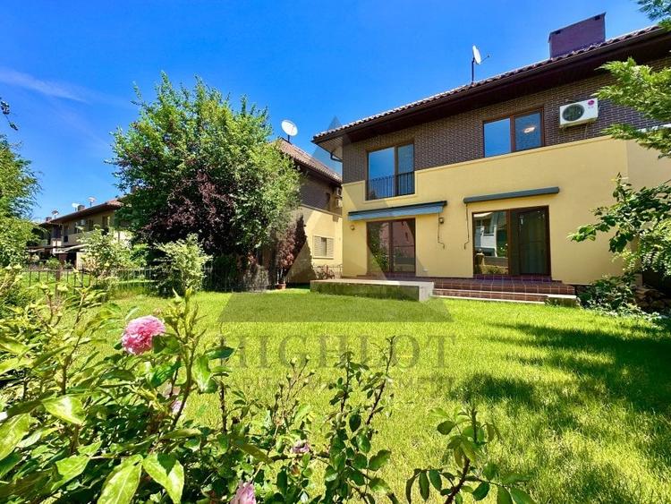 Duplex cu 6 camere cu Piscina în Iancu Nicolae
