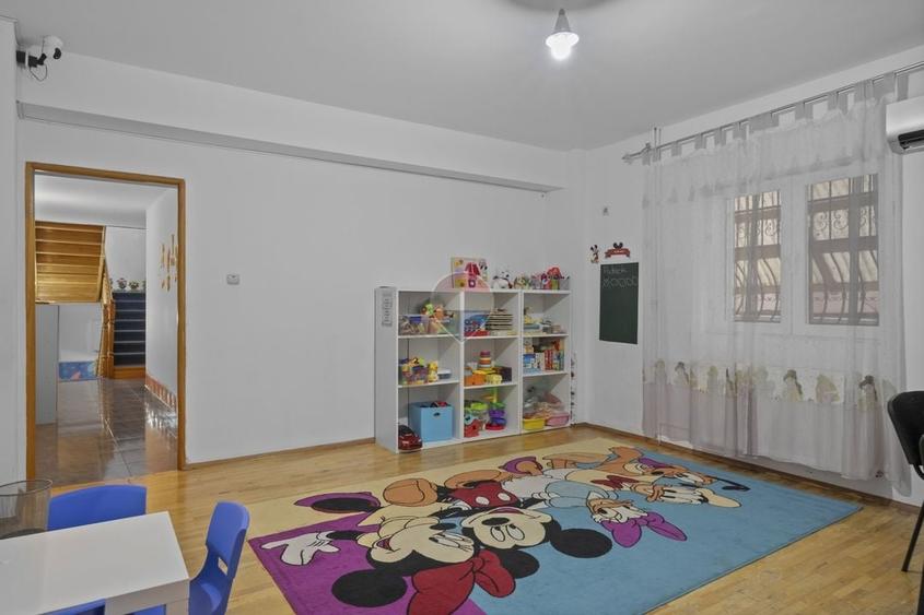 Casă individuală cu 8 camere cu Teren 300 Mp în 13 Septembrie