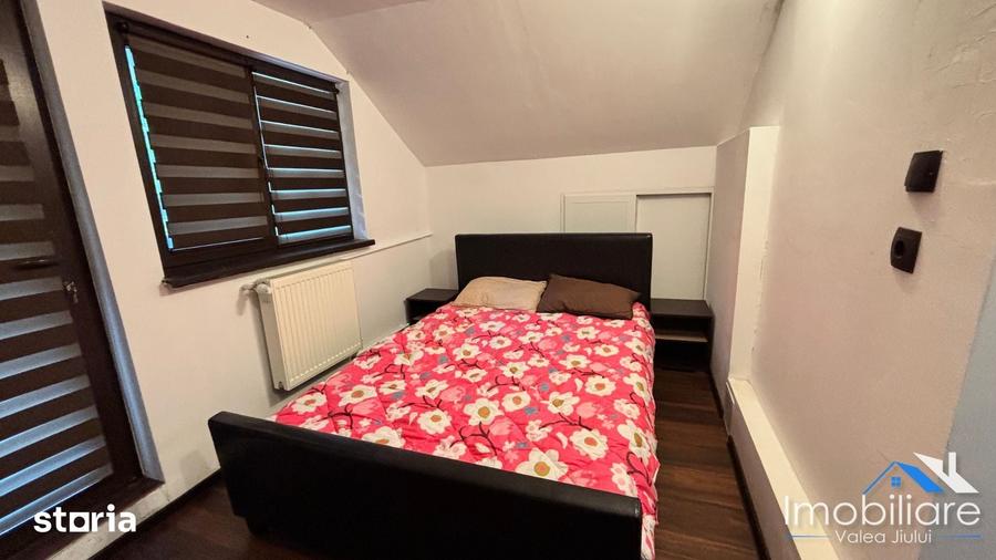 Casă cu 5 camere decomandat cu Teren 100 Mp în Petros