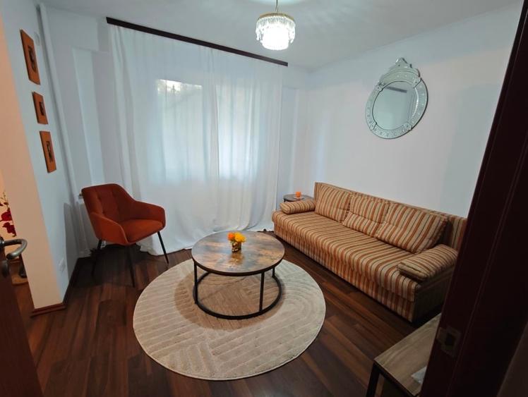 Apartament cu 3 camere decomandat, mobilat în P-ța Victoriei