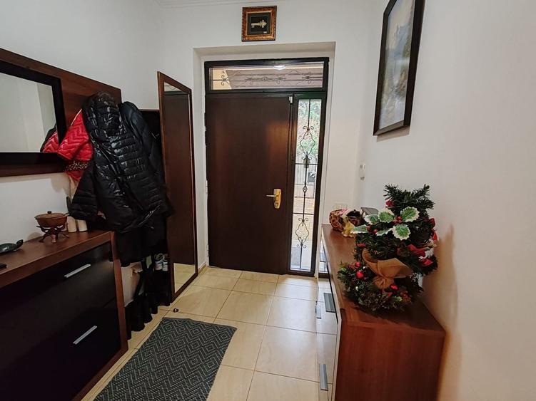 Casă individuală cu 6 camere cu Canalizare în Central