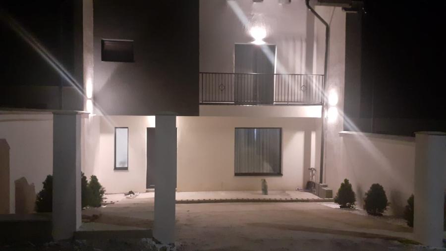 Casă cu 3 camere cu Canalizare în Central