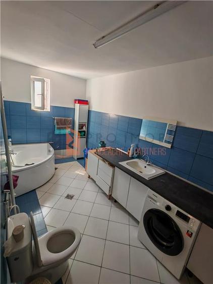 Casă individuală cu 6 camere cu Canalizare în 1 Decembrie
