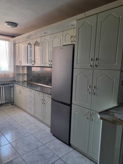 Apartament cu 3 camere decomandat în Exterior Vest