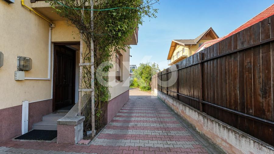 Apartament cu 3 camere decomandat în Tractorul