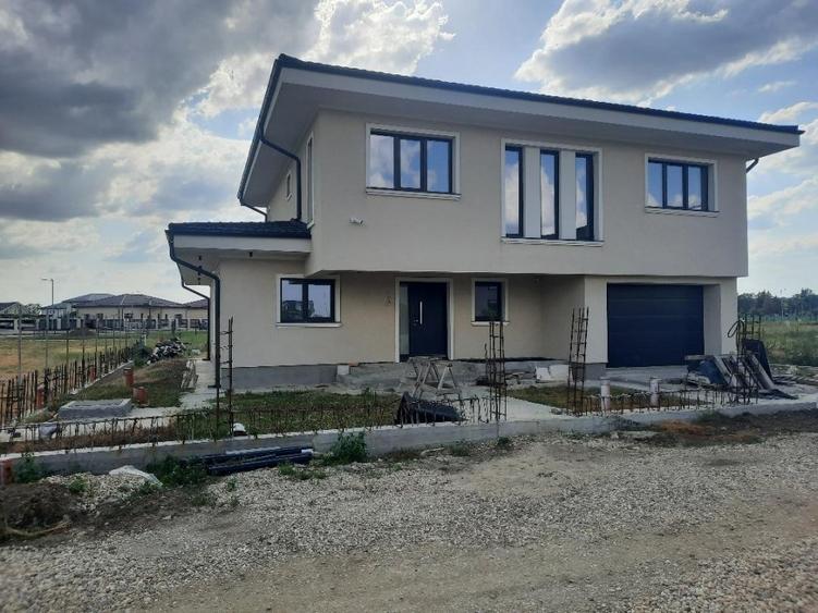 Casă individuală cu 6 camere cu Canalizare în Gulia