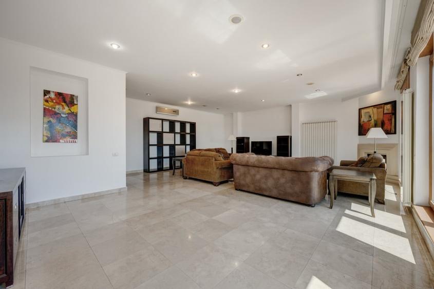 Penthouse cu 5 camere decomandat, mobilat în Herăstrău