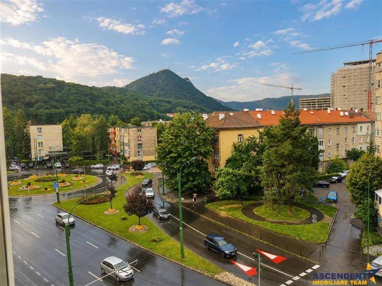 Apartament cu 3 camere decomandat, mobilat în Centrul Civic