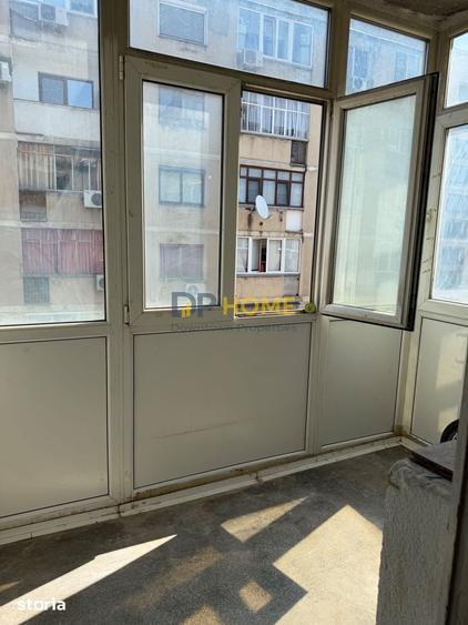 Apartament cu 3 camere semidecomandat în Centrul Civic
