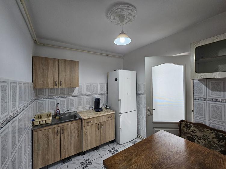 Apartament cu 3 camere decomandat în Micro 11