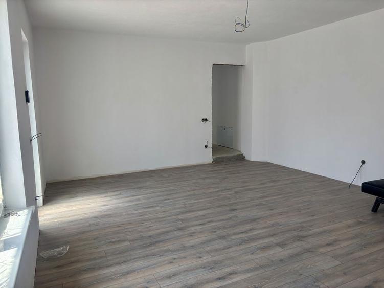 Apartament cu 3 camere decomandat în Lazaret