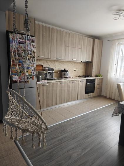 Apartament cu 3 camere semidecomandat, mobilat în Florești