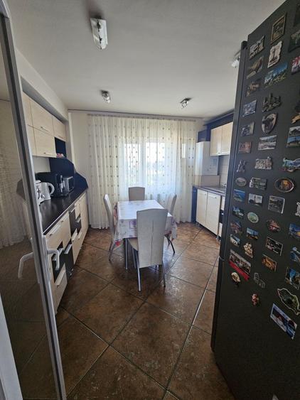 Apartament cu 4 camere decomandat în Central