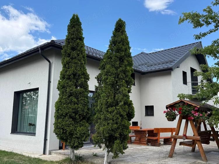 Casă cu 7 camere cu Teren 929 Mp în Central