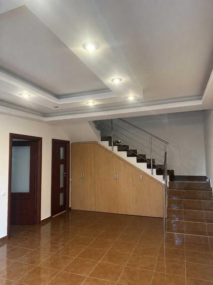 Casă cu 4 camere cu Teren 400 Mp în Central
