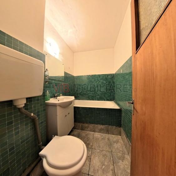 Apartament cu 3 camere semidecomandat în Drumul Taberei