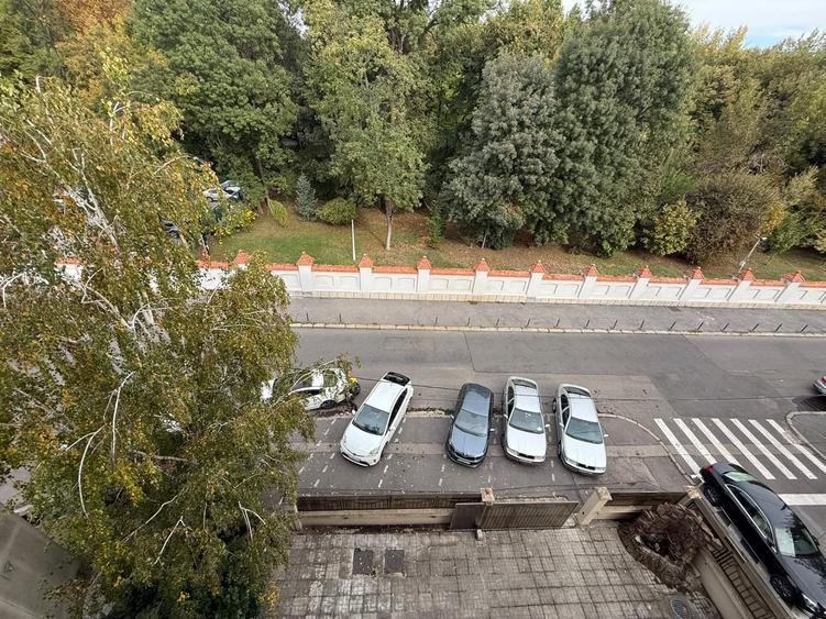 Apartament cu 3 camere decomandat, mobilat în Cotroceni